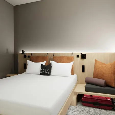 Moxy Docklands Hotel 3*