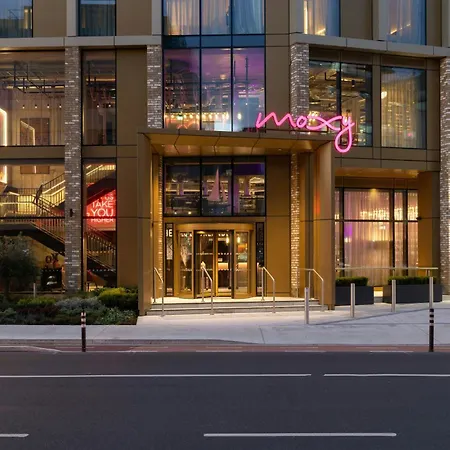 Moxy Docklands Dublín