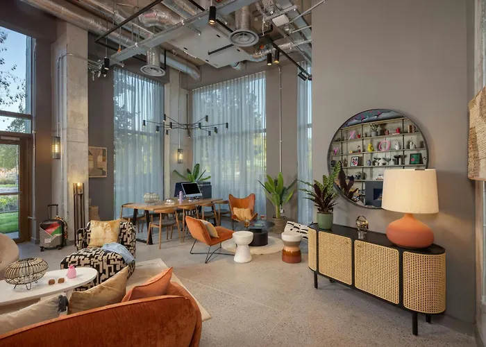 Moxy Docklands 3*