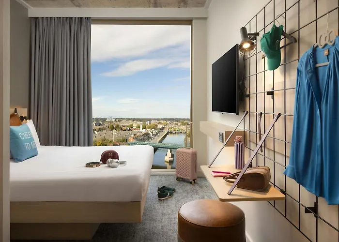 酒店 Moxy Docklands 3*