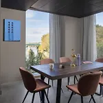 Moxy Docklands 3*