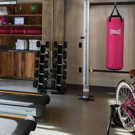 Hotel Moxy Docklands Dublin
