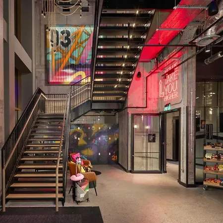 מלון Moxy Docklands 3*