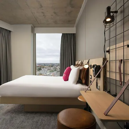 מלון Moxy Docklands 3*