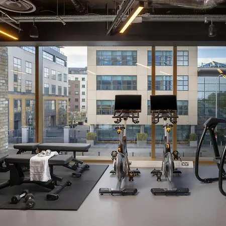 מלון Moxy Docklands 3*