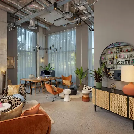 Moxy Docklands 3*