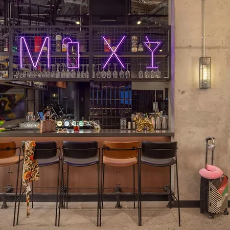 Moxy Docklands 3*