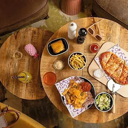 Moxy Docklands 3*