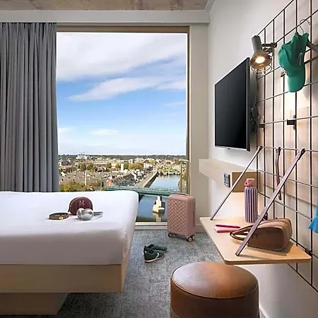 Moxy Docklands 3*