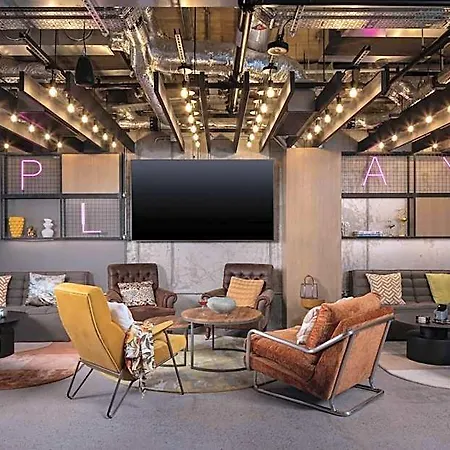 Moxy Docklands Hotel