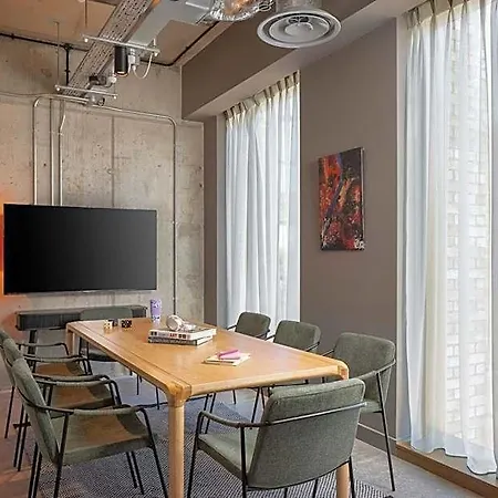 Hotel Moxy Docklands 3*