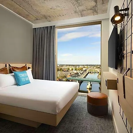 Hotel Moxy Docklands 3*