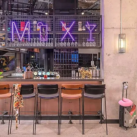 Hotel Moxy Docklands 3*