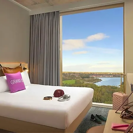 Moxy Docklands 3*