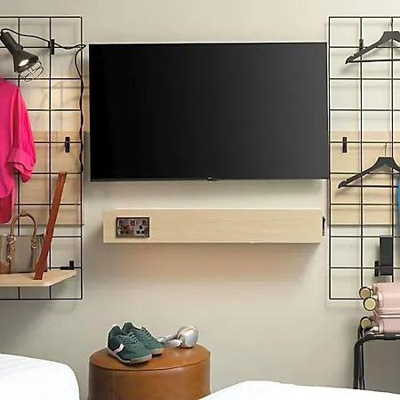 Moxy Docklands 3*