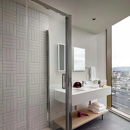 Moxy Docklands Hotel 3*