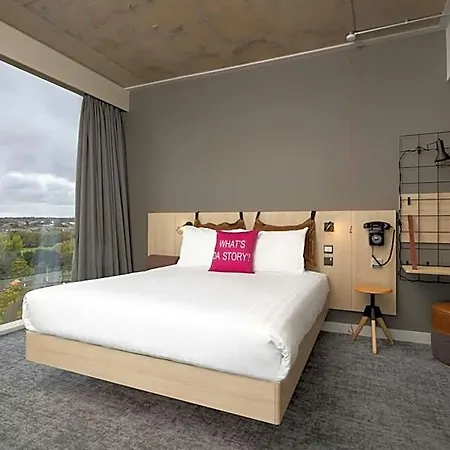 Hotel Moxy Docklands 3*