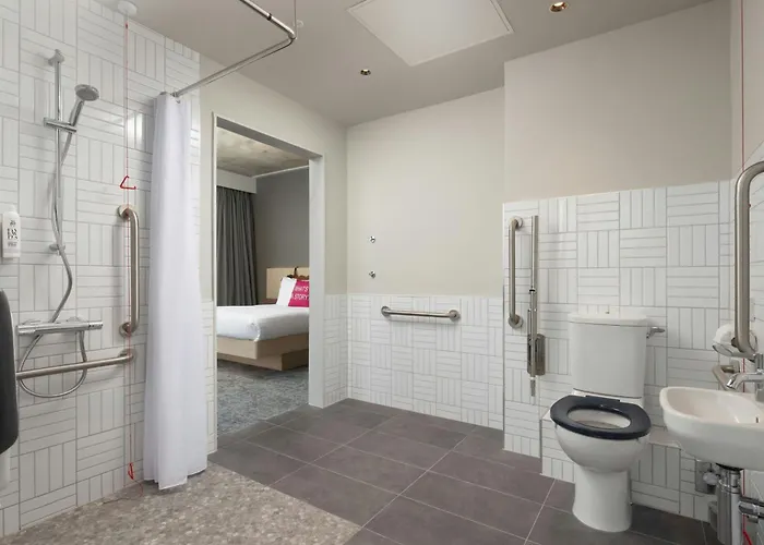 Moxy Docklands 3*