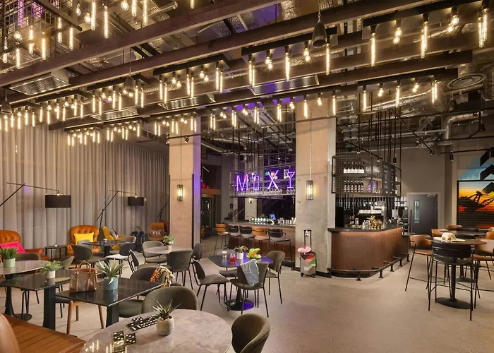 Moxy Docklands Отель