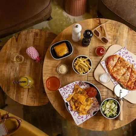 Moxy Docklands Отель