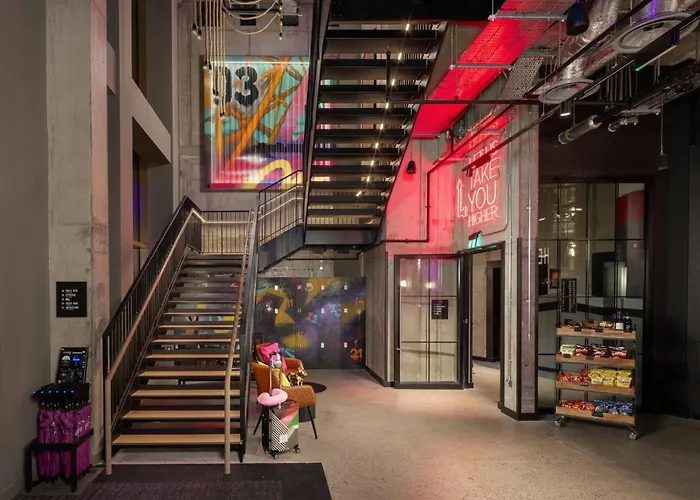 Hotel Moxy Docklands 3*