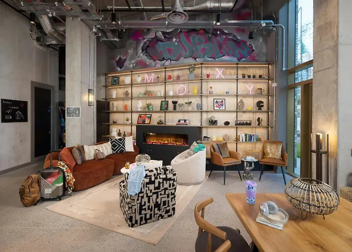 Moxy Docklands 3*
